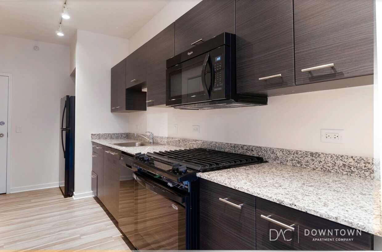 Foto principal - 114 W Chicago Ave