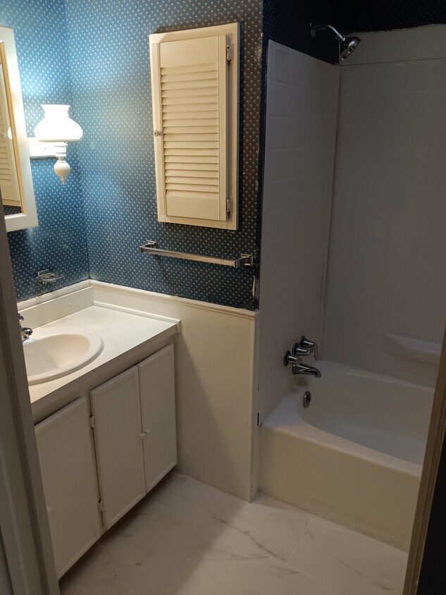 Bath - 4114 Harris Ave