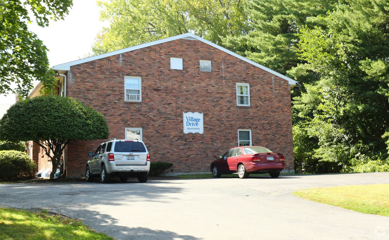 Building Photo - 9-13 Village Dr