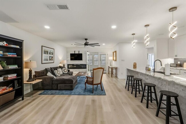 Building Photo - 2107 Lewood Cir