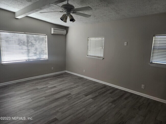 Building Photo - 1226 Pioneer Dr