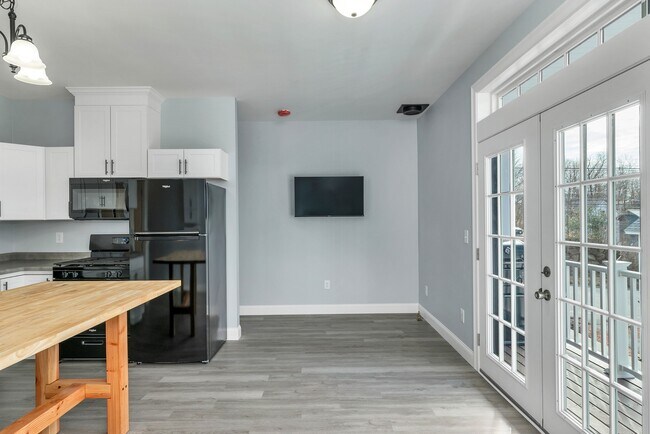 Building Photo - 65 Main St