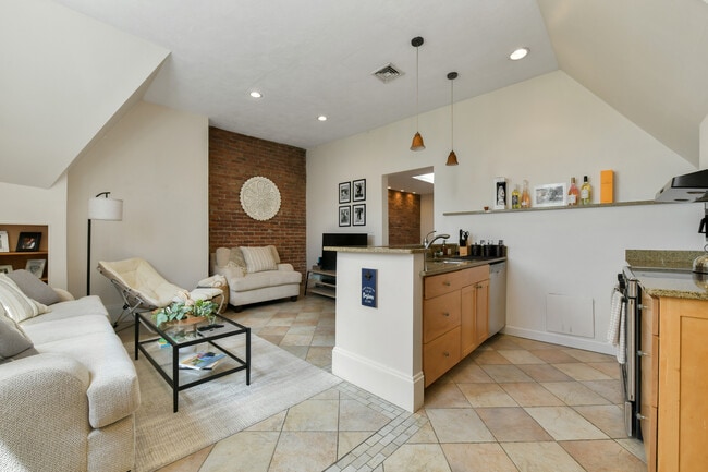 Foto del edificio - 1774 Beacon St