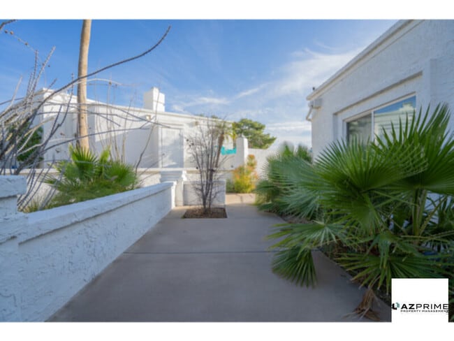 Building Photo - Welcome to this Exceptional, Fully-furnished 2/2 Phoenix house!