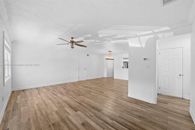 Foto del edificio - 6381 SW 39th St