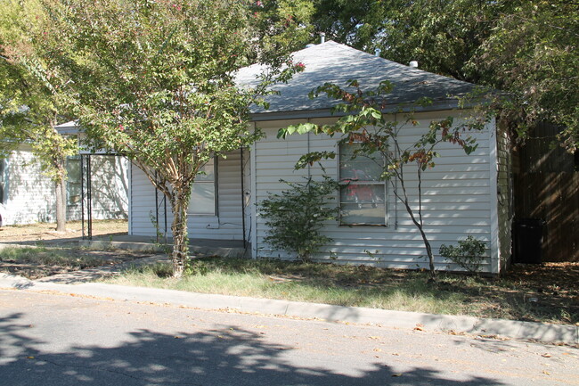 Building Photo - Cute 2 Bedroom House in Good Condition