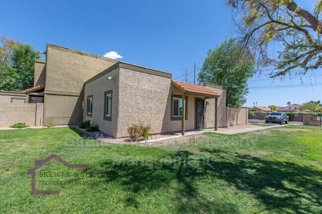 Building Photo - 952 E Diamond Dr