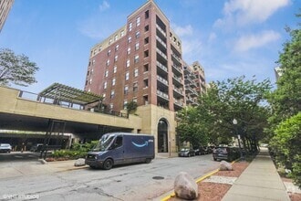 Building Photo - 833 W 15th Pl