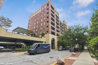 Building Photo - 833 W 15th Pl