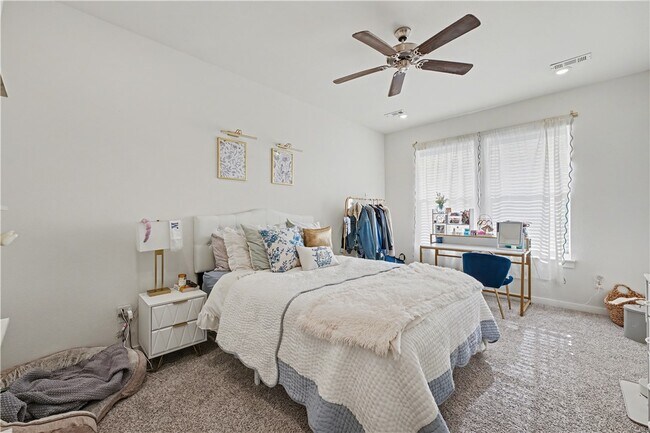 Foto del edificio - 4885 W Triangle St