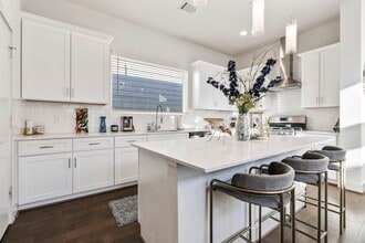 Building Photo - 2210 Lou Ellen Ln