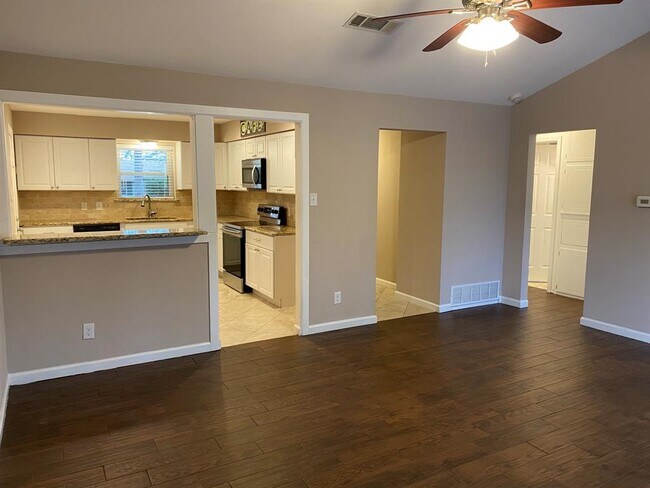 Building Photo - 1121 Greendale Dr