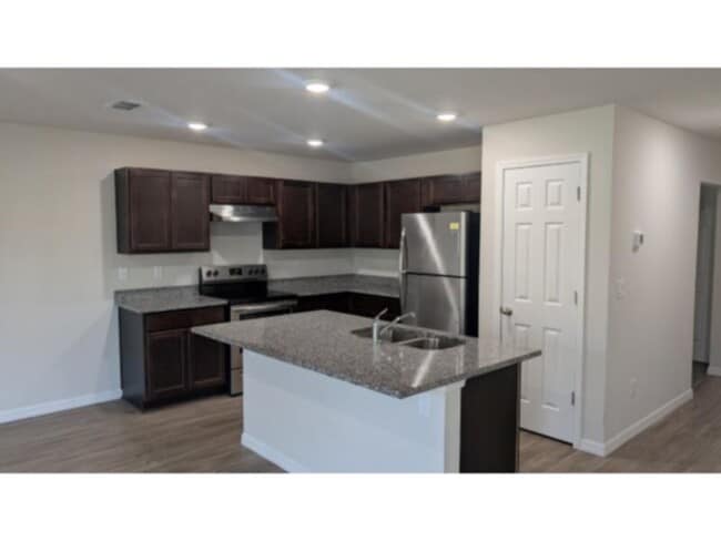 Building Photo - Newer Build Duplex Available Pine Lakes!