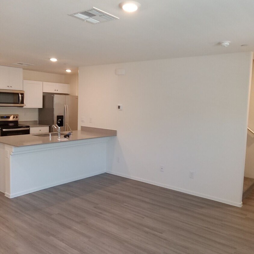 Foto del edificio - Stylish Townhome Living: Luxury and Comfort!