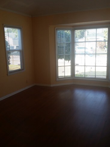 Foto del edificio - 8437 Naylor Ave