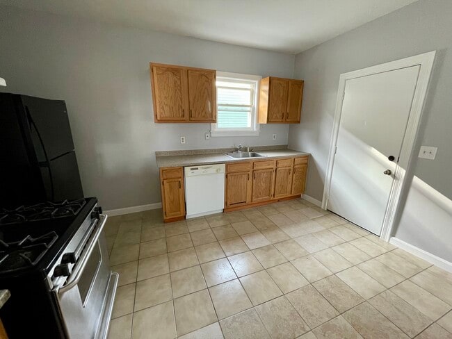 Building Photo - 48 Pekin St