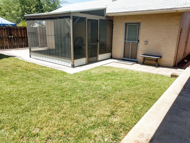 Gazebo y entrada - 1806 S Roberts Rd