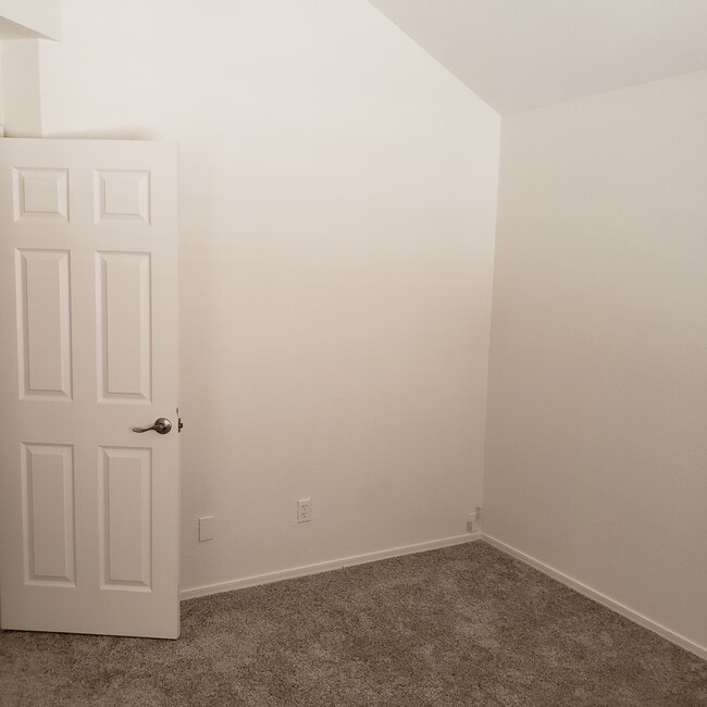 Building Photo - 907 S Lola Ln