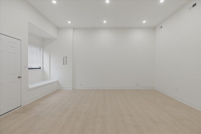 Foto del edificio - 2234 W Irving Park Rd