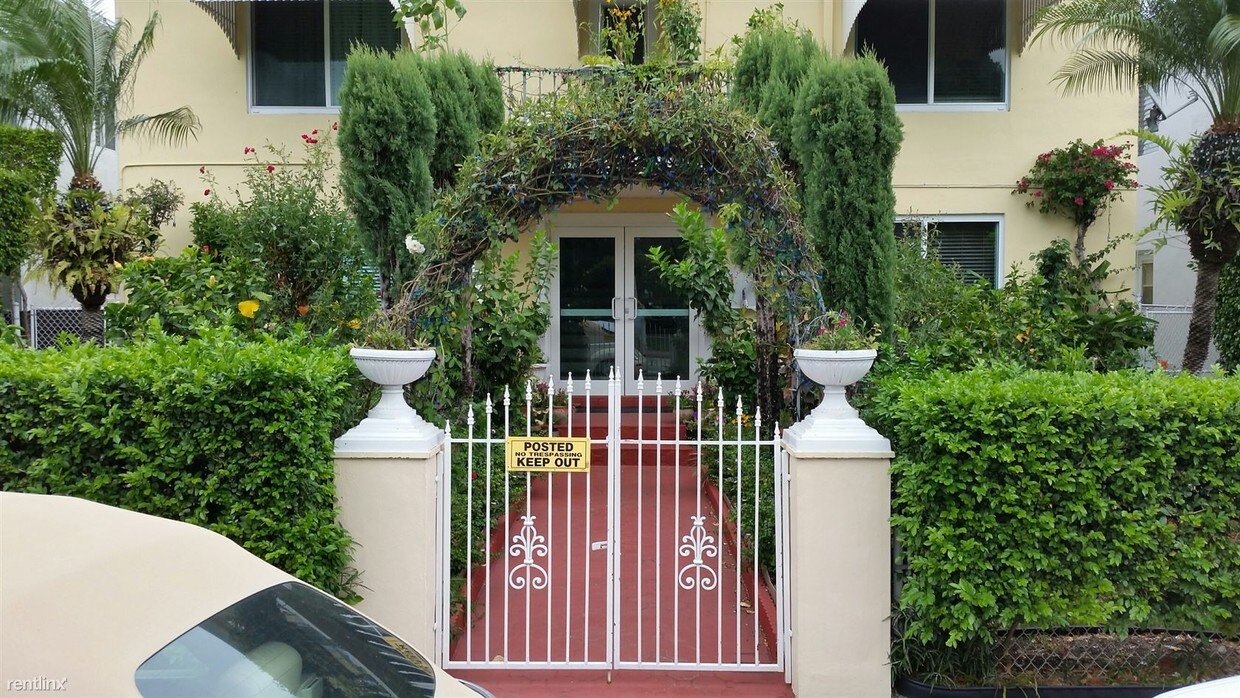 Foto principal - 7327 Dickens Ave