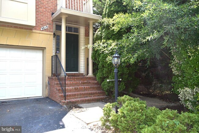 Foto del edificio - 8819 Blue Royale Ln