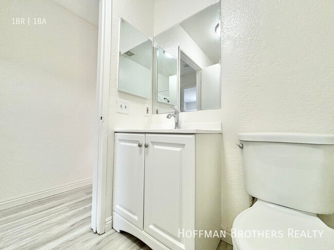 Foto del edificio - 10346 Commerce Ave