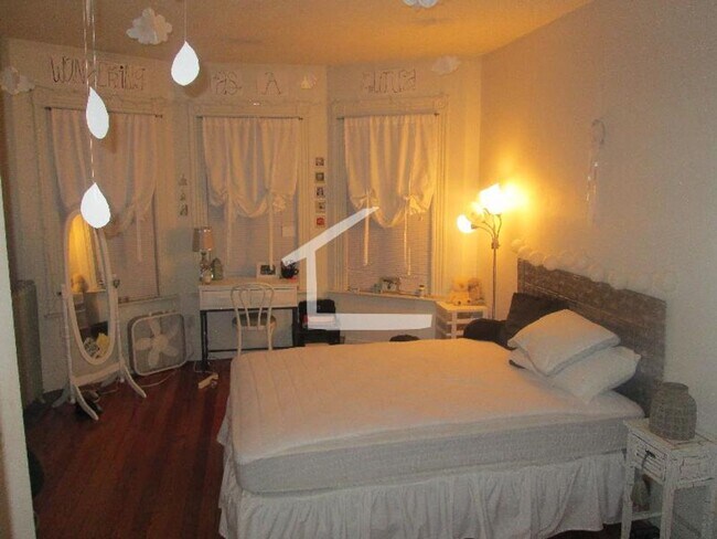 Foto del edificio - 3-BED 2-Bath One-Block off-Comm