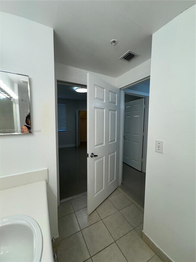 Foto del edificio - 8000 N Nob Hill Rd