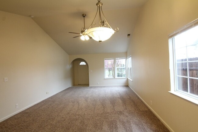 Building Photo - Spacious 4 Bedroom Chico Home!