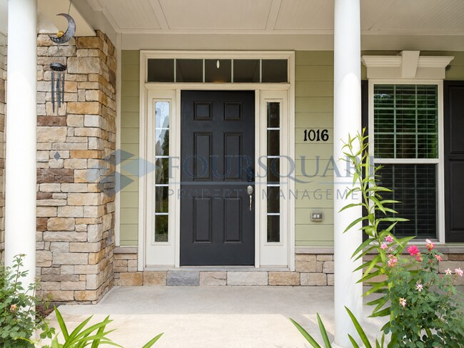 Foto del edificio - Beautiful 4-Bedroom Home Screened Porch & Bonus Room – Minutes from RTP, Shopping & Dining , Comm...