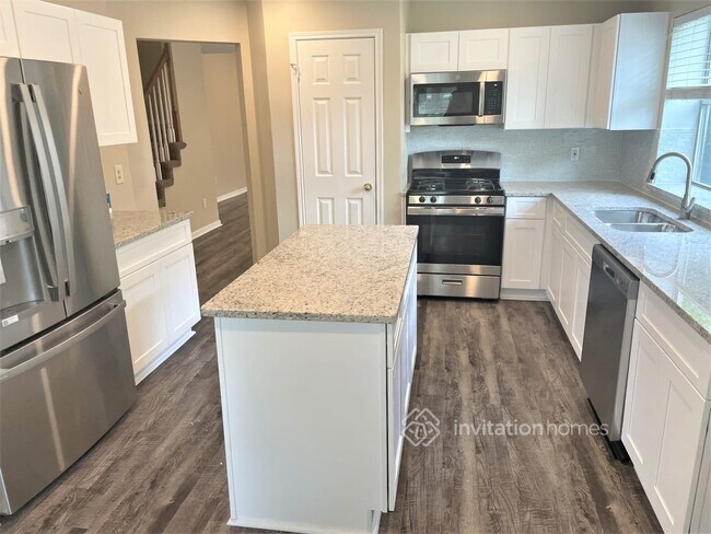 Building Photo - 8919 Village Hills Dr