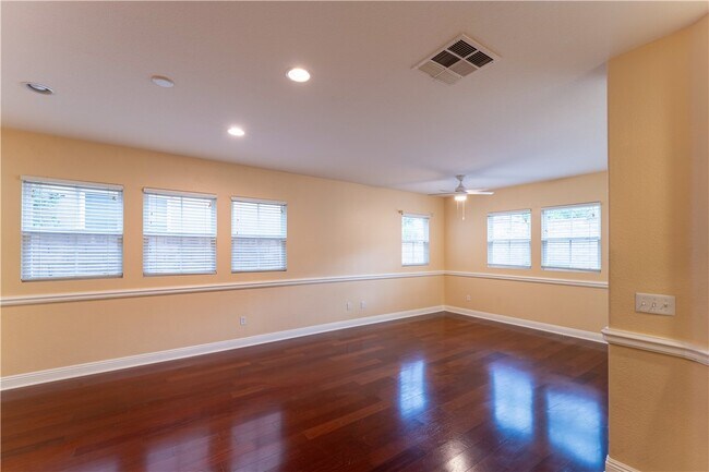 Foto del edificio - 28225 Clementine Dr