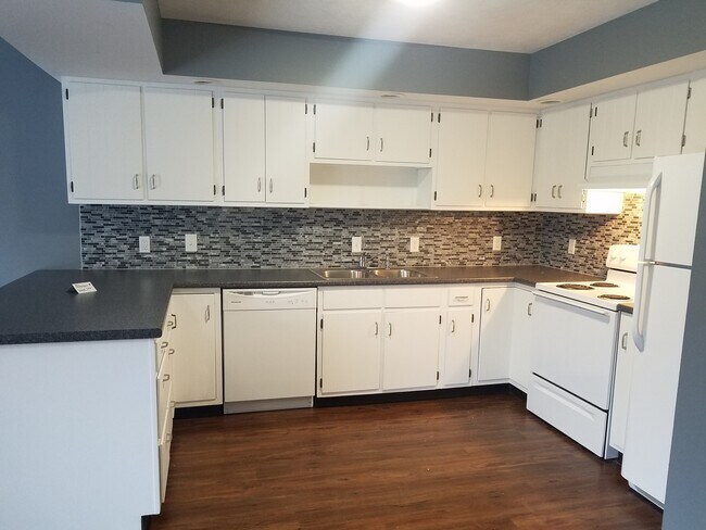 Building Photo - 2502 Brett Dr
