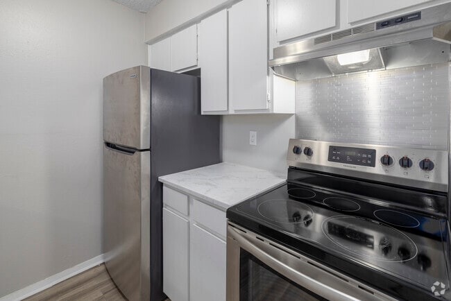 1BR, 1BA - Kitchen - The Cove at 300