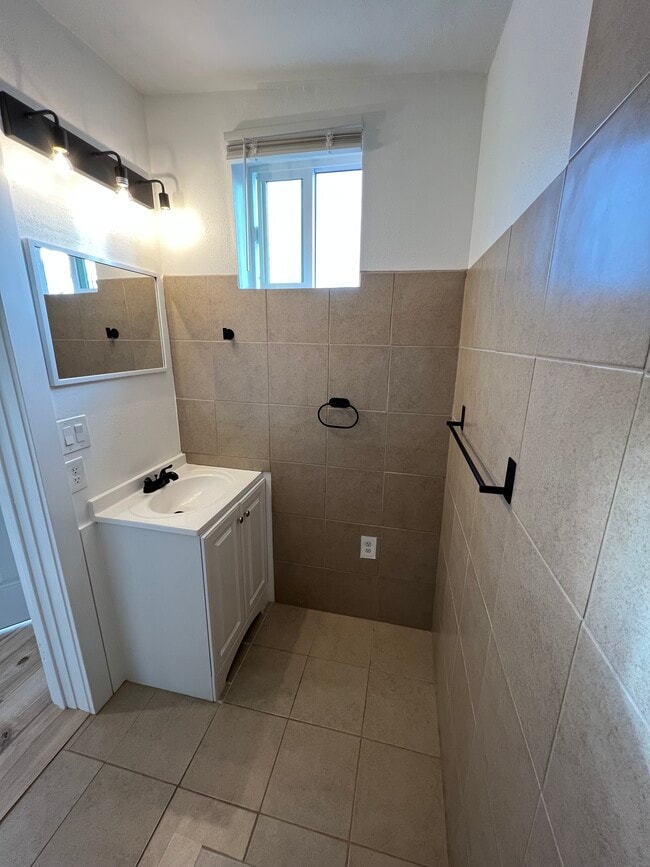 Full bathroom - 7342 N 38th Dr