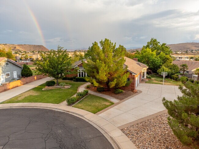 Foto del edificio - "Spacious 4-Bedroom, 4.5 Bathroom 4792 sq. ft. Retreat with Scenic Views and Cozy Fireplace in St...