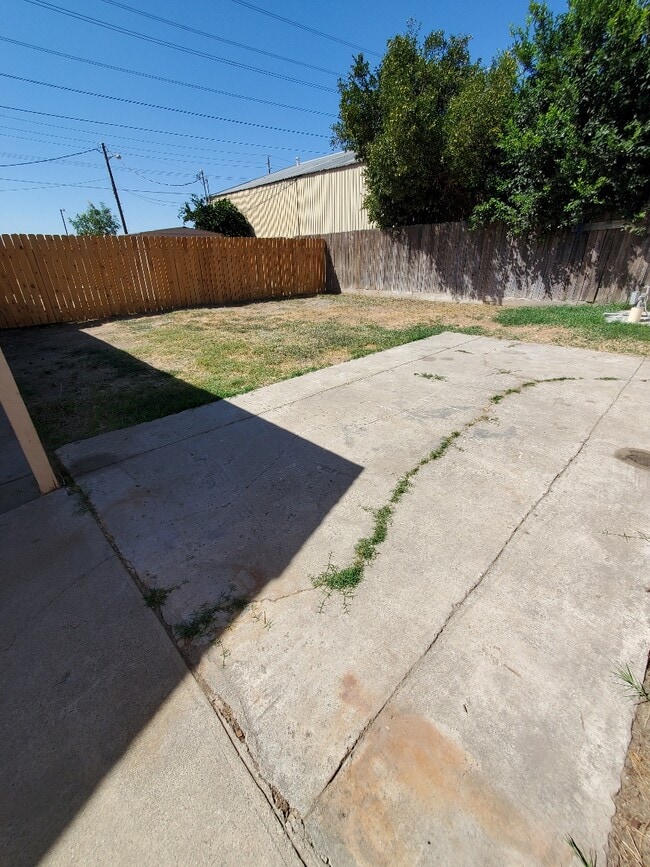 Building Photo - Roeding Road Duplex