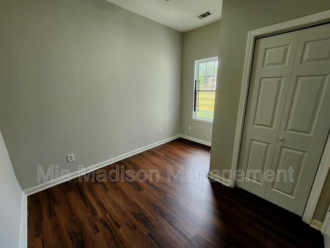 Foto del edificio - 628 W Anderson Ln