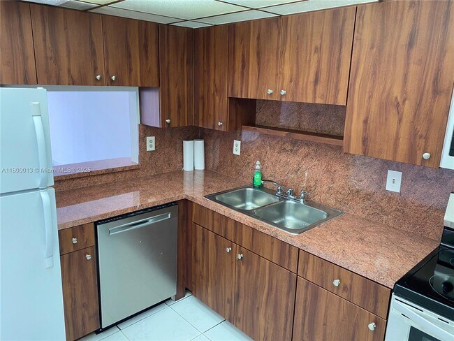 Foto del edificio - 1855 W 60th St