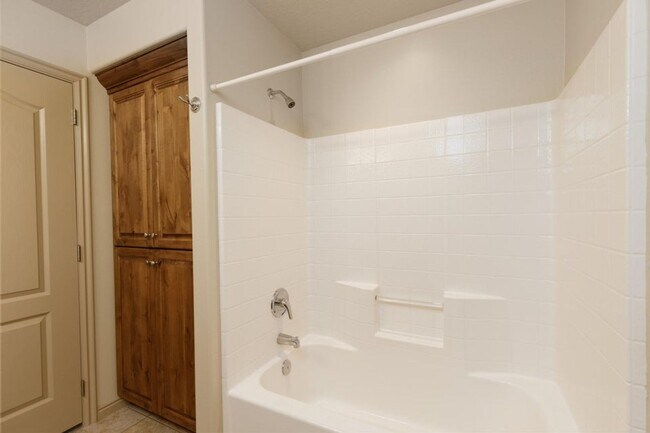 Foto del edificio - Single family with views and covered patio.