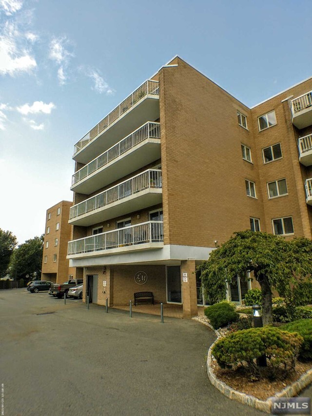 Building Photo - 38 E Moonachie Rd