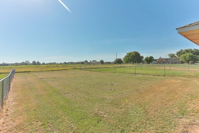 Building Photo - 16100 Rolling Meadows Dr