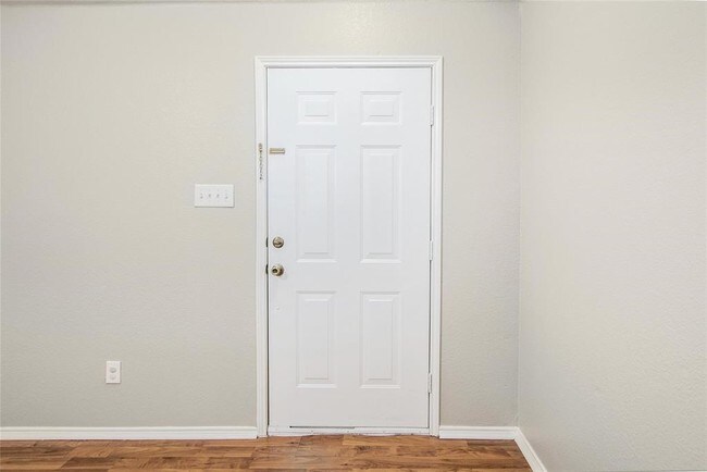 Building Photo - 2051 Sunny Side Dr