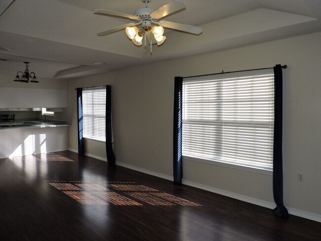 Foto del edificio - Easy access to shopping, interstate & Navy Federal complex!