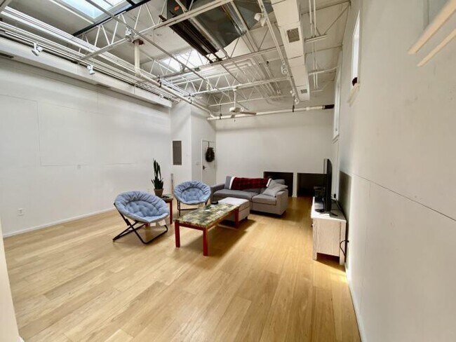 Building Photo - bedroom in Charlottesville VA 22902
