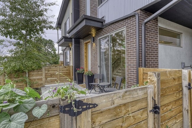 Building Photo - Newer Townhome next to Sloan's!