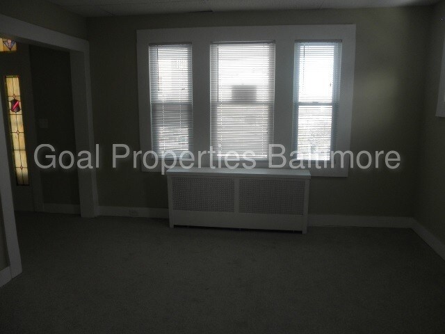 Foto del edificio - 9 Willow Ave/ Large 4 bedroom 3 bath house