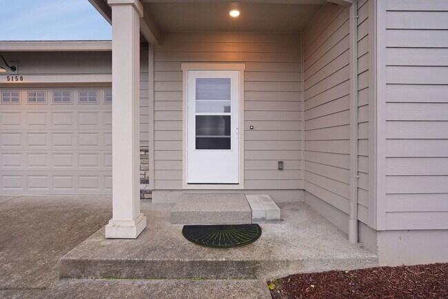 Building Photo - Polished single-level 3 bed, 2 bath home in NE Salem!