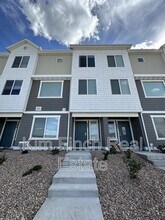 Building Photo - 887 E Seaside St