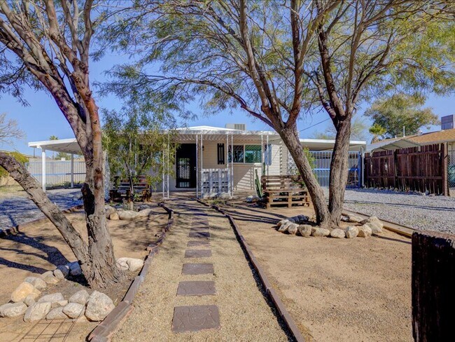 Building Photo - 3 Bedroom 1 Bathroom